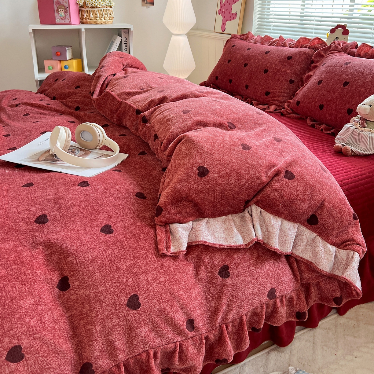 91家纺网 家纺一手货源 找家纺 富米莱（原臻工厂） 2025新款热卖舒适花边牛奶绒床盖床裙床单四件套 心尖尖-红