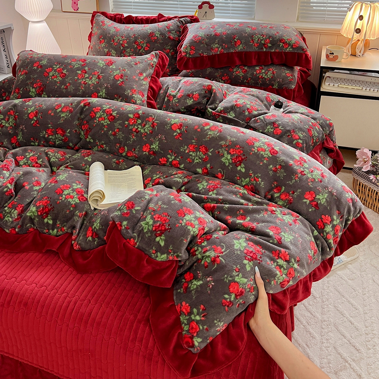 91家纺网 家纺一手货源 找家纺 富米莱（原臻工厂） 2025新款热卖舒适花边牛奶绒床盖床裙床单四件套 花妖