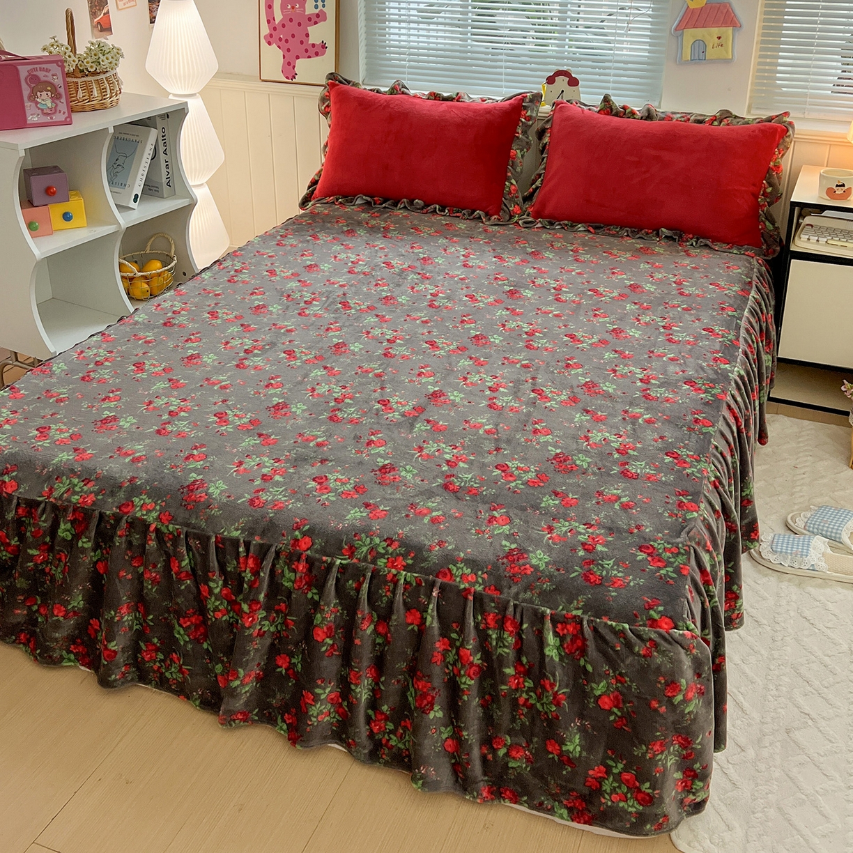 91家纺网 家纺一手货源 找家纺 富米莱（原臻工厂） 2025新款热卖舒适花边牛奶绒床盖床裙床单四件套 番喜-红