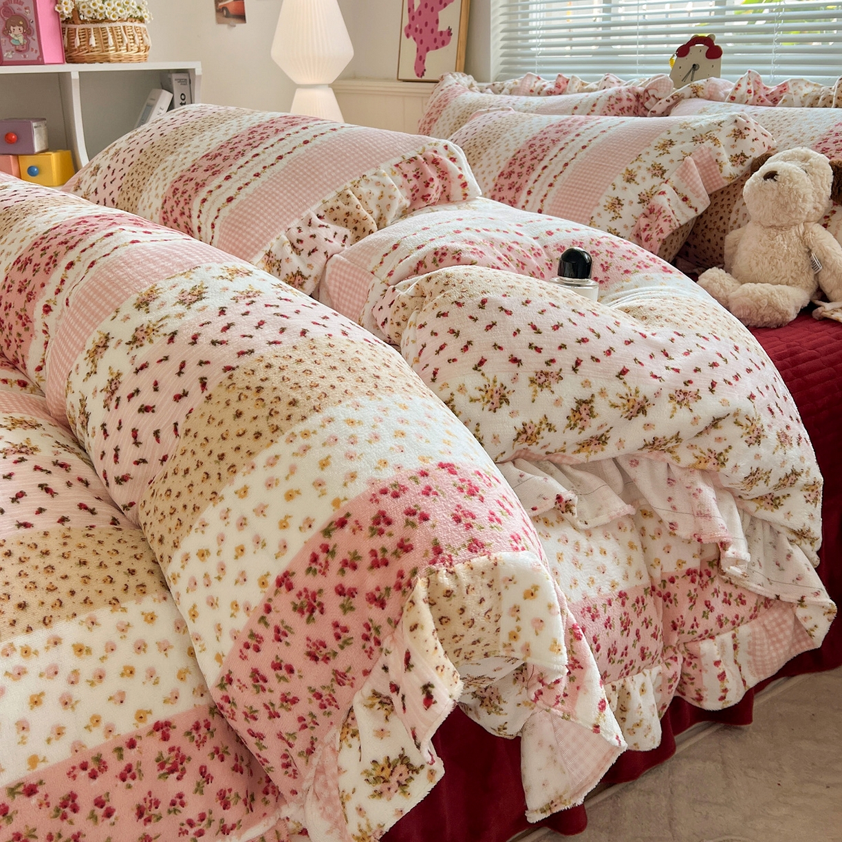 91家纺网 家纺一手货源 找家纺 富米莱（原臻工厂） 2025新款热卖舒适花边牛奶绒床盖床裙床单四件套 花栖礼