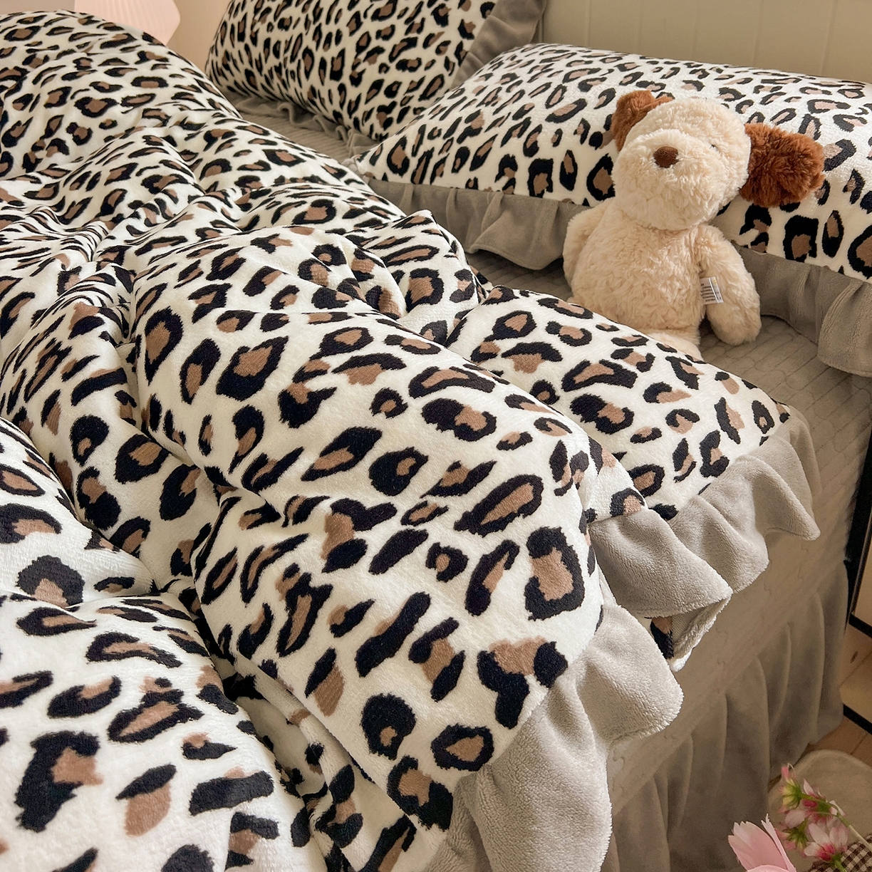 91家纺网 家纺一手货源 找家纺 富米莱（原臻工厂） 2025新款热卖舒适花边牛奶绒床盖床裙床单四件套 洋气豹纹-灰