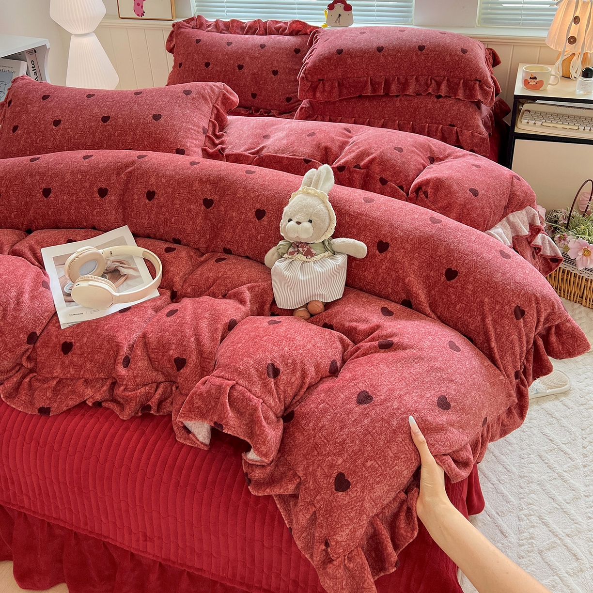 91家纺网 家纺一手货源 找家纺 富米莱（原臻工厂） 2025新款热卖舒适花边牛奶绒床盖床裙床单四件套 心尖尖-红