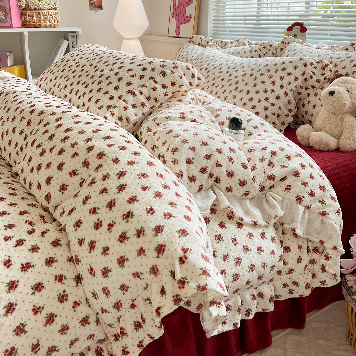 91家纺网 家纺一手货源 找家纺 富米莱（原臻工厂） 2025新款热卖舒适花边牛奶绒床盖床裙床单四件套 玫瑰的故事