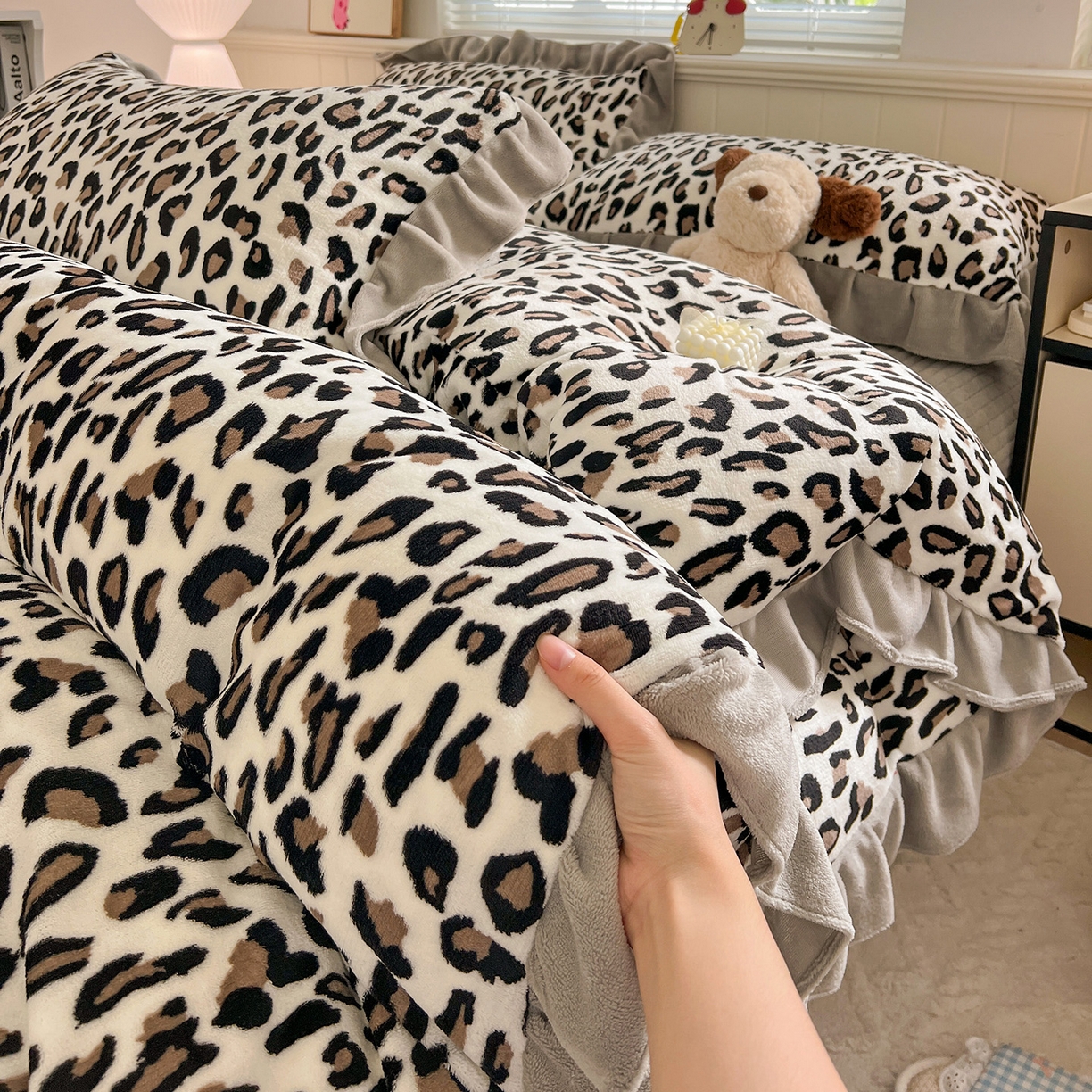 91家纺网 家纺一手货源 找家纺 富米莱（原臻工厂） 2025新款热卖舒适花边牛奶绒床盖床裙床单四件套 洋气豹纹-灰