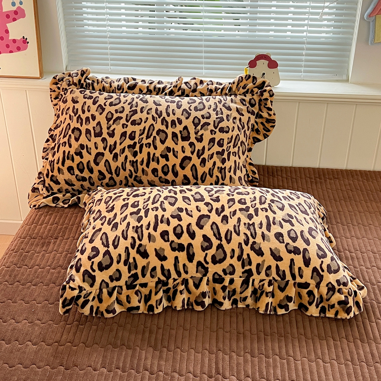 91家纺网 家纺一手货源 找家纺 富米莱（原臻工厂） 2025新款热卖舒适花边牛奶绒床盖床裙床单四件套 洋气豹纹-深咖