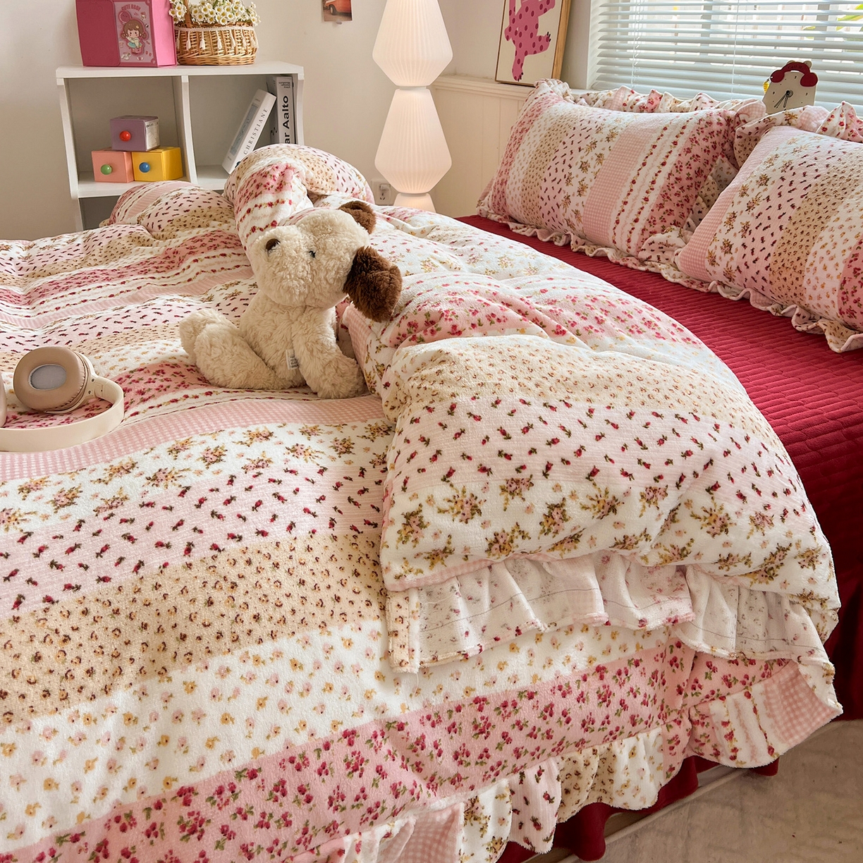 91家纺网 家纺一手货源 找家纺 富米莱（原臻工厂） 2025新款热卖舒适花边牛奶绒床盖床裙床单四件套 花栖礼