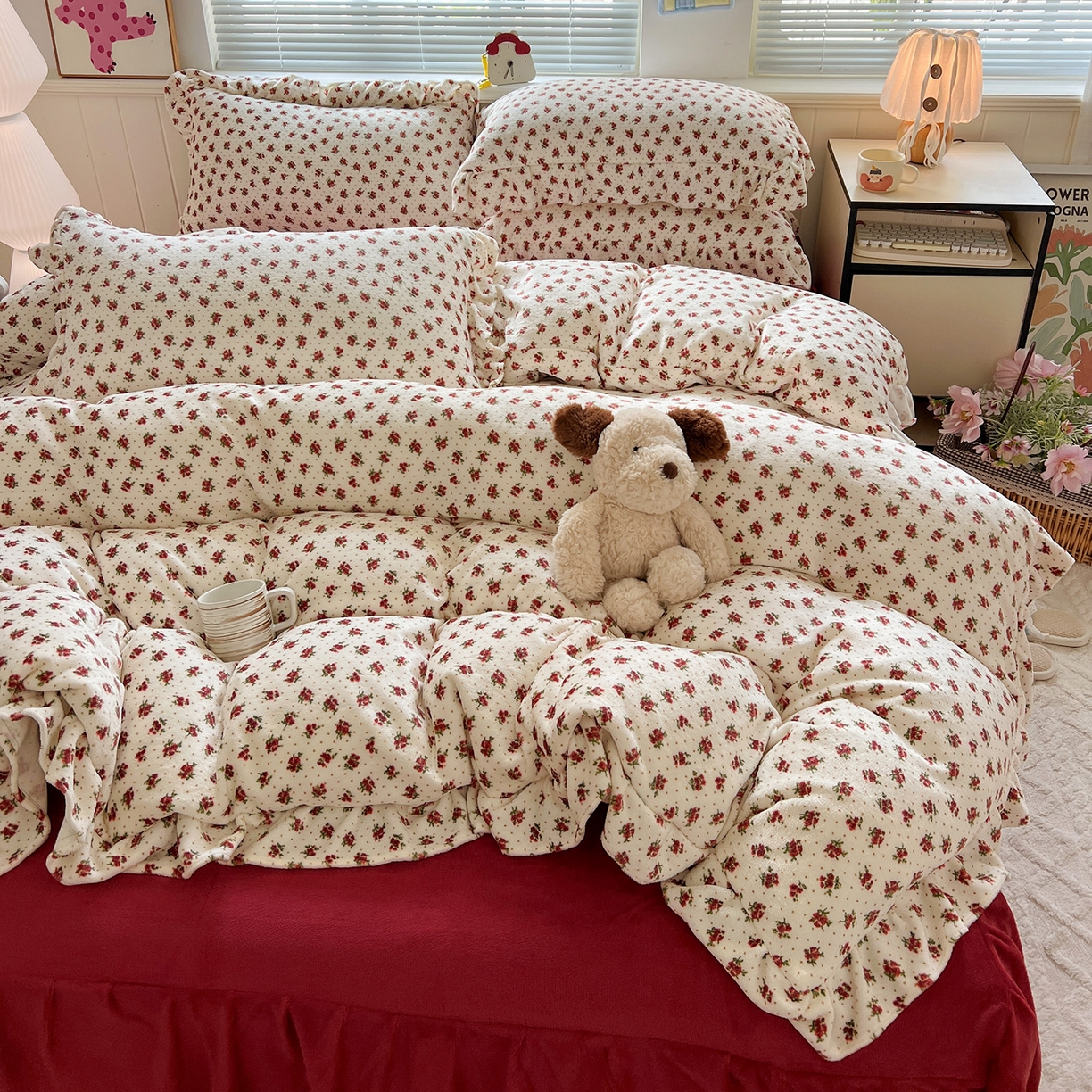 91家纺网 家纺一手货源 找家纺 富米莱（原臻工厂） 2025新款热卖舒适花边牛奶绒床盖床裙床单四件套 玫瑰的故事