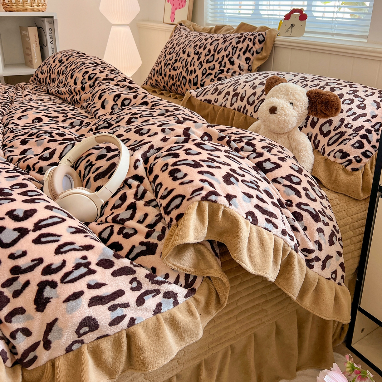 91家纺网 家纺一手货源 找家纺 富米莱（原臻工厂） 2025新款热卖舒适花边牛奶绒床盖床裙床单四件套 洋气豹纹-浅咖