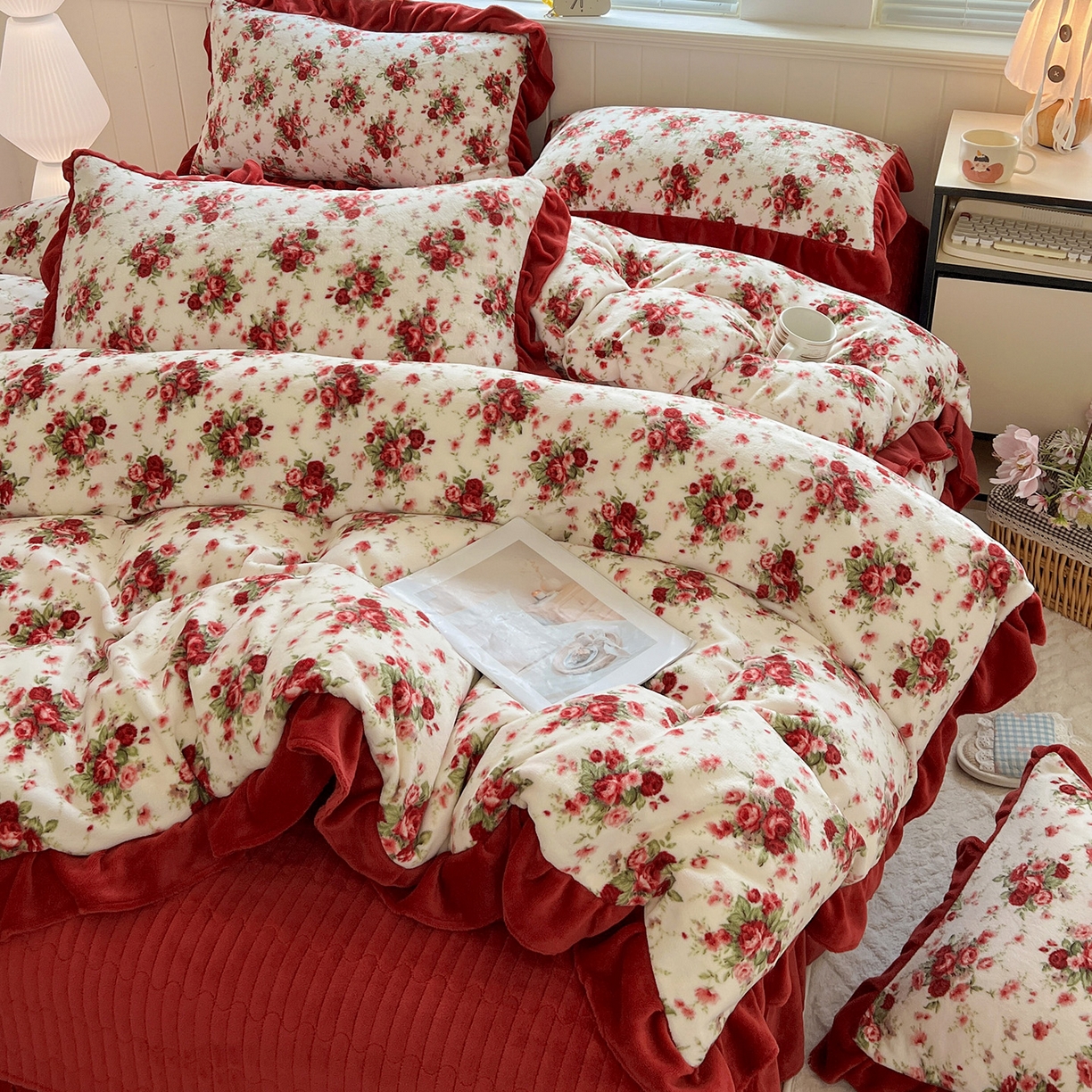 91家纺网 家纺一手货源 找家纺 富米莱（原臻工厂） 2025新款热卖舒适花边牛奶绒床盖床裙床单四件套 梨花洛