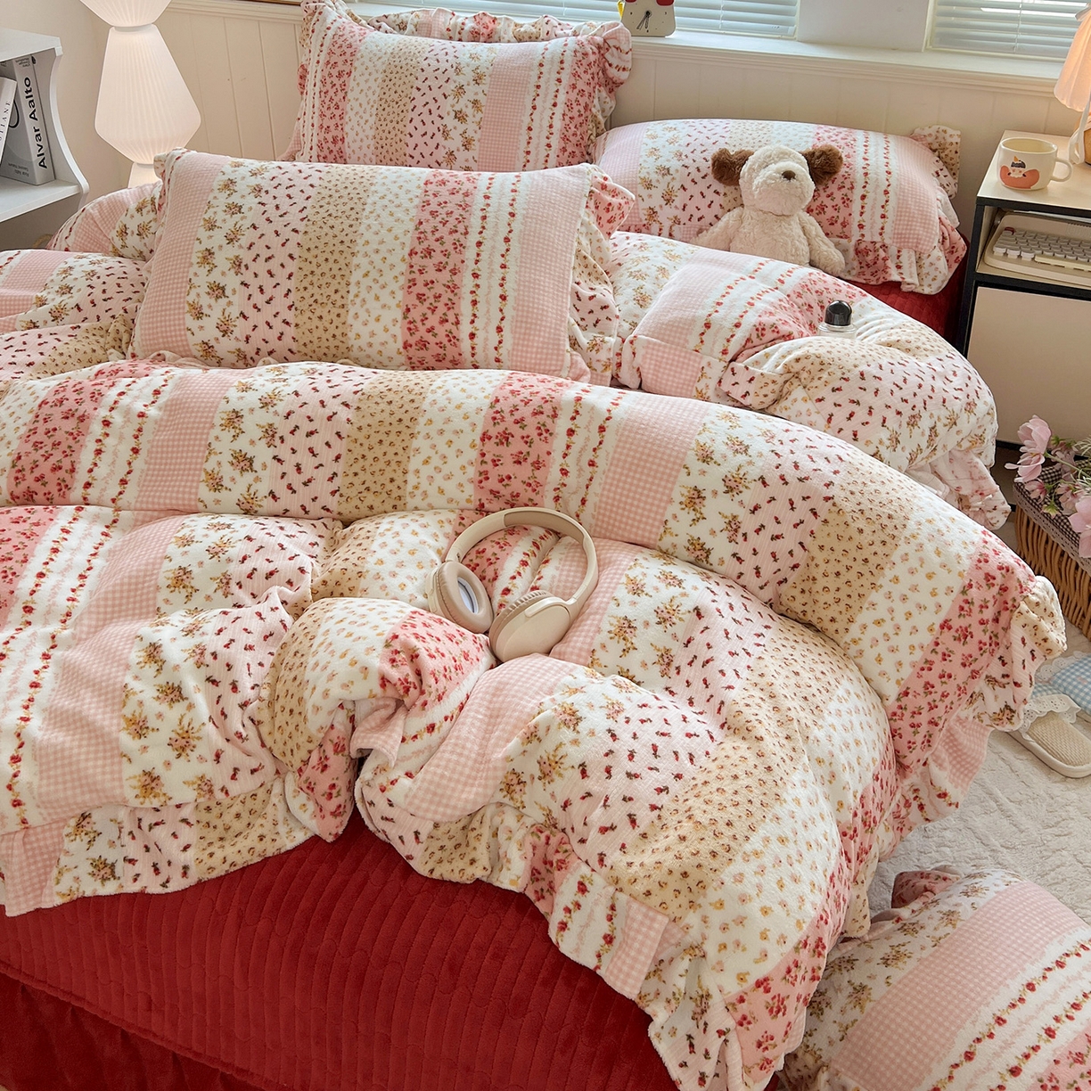 91家纺网 家纺一手货源 找家纺 富米莱（原臻工厂） 2025新款热卖舒适花边牛奶绒床盖床裙床单四件套 花栖礼