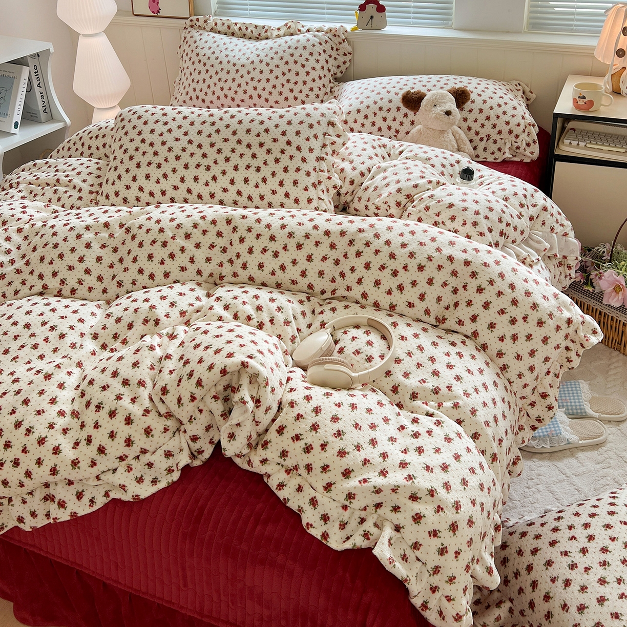 91家纺网 家纺一手货源 找家纺 富米莱（原臻工厂） 2025新款热卖舒适花边牛奶绒床盖床裙床单四件套 玫瑰的故事