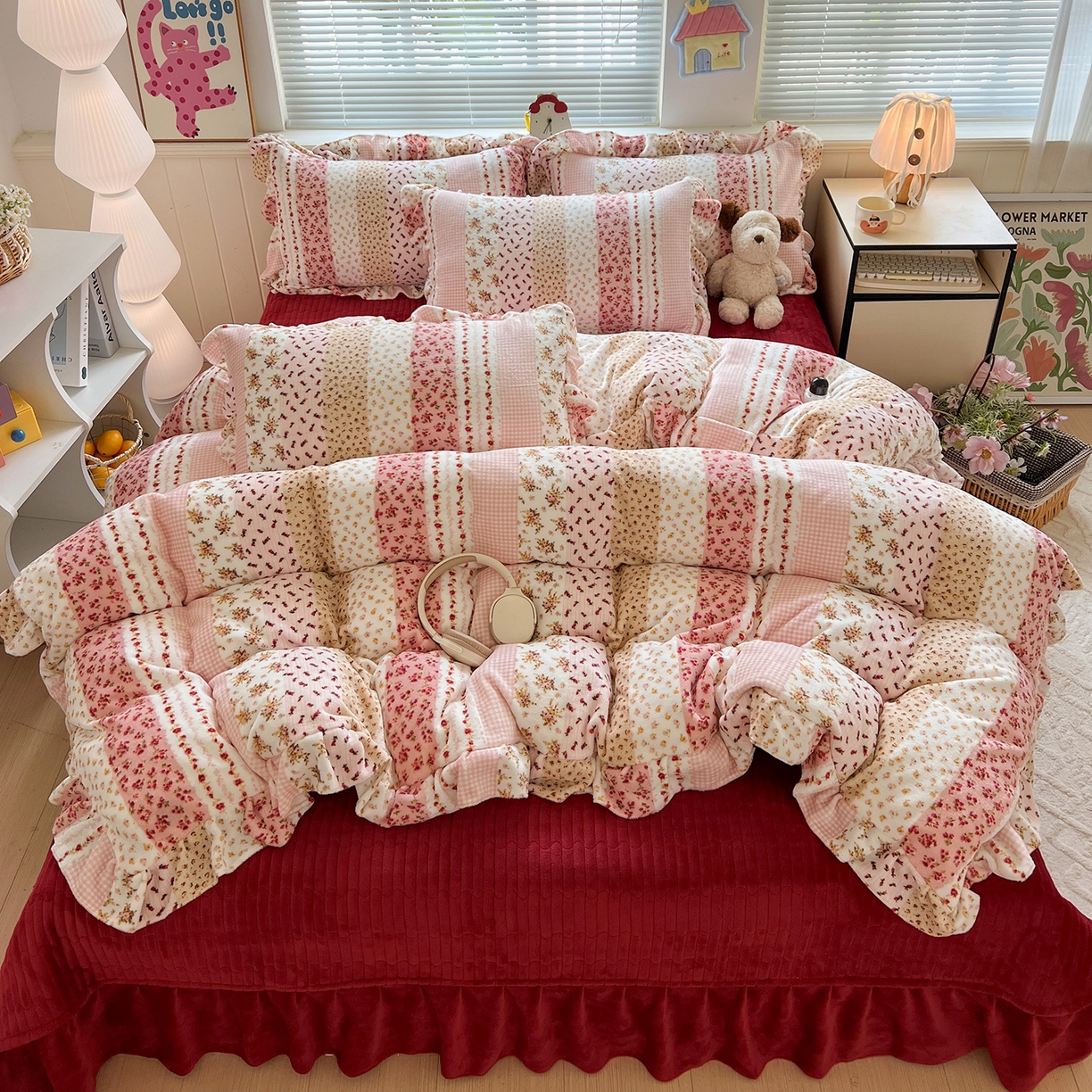 91家纺网 家纺一手货源 找家纺 富米莱（原臻工厂） 2025新款热卖舒适花边牛奶绒床盖床裙床单四件套 花栖礼