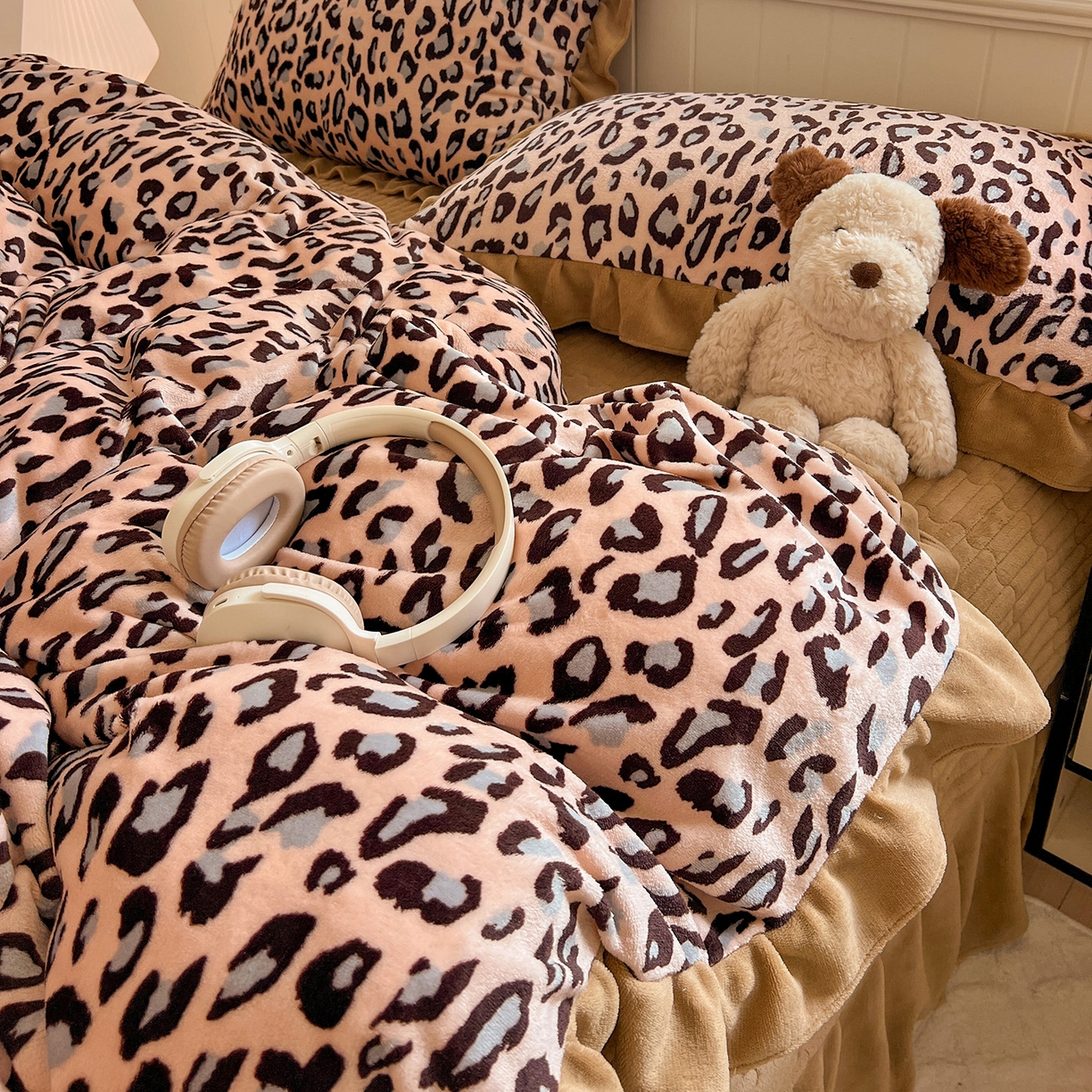 91家纺网 家纺一手货源 找家纺 富米莱（原臻工厂） 2025新款热卖舒适花边牛奶绒床盖床裙床单四件套 洋气豹纹-浅咖