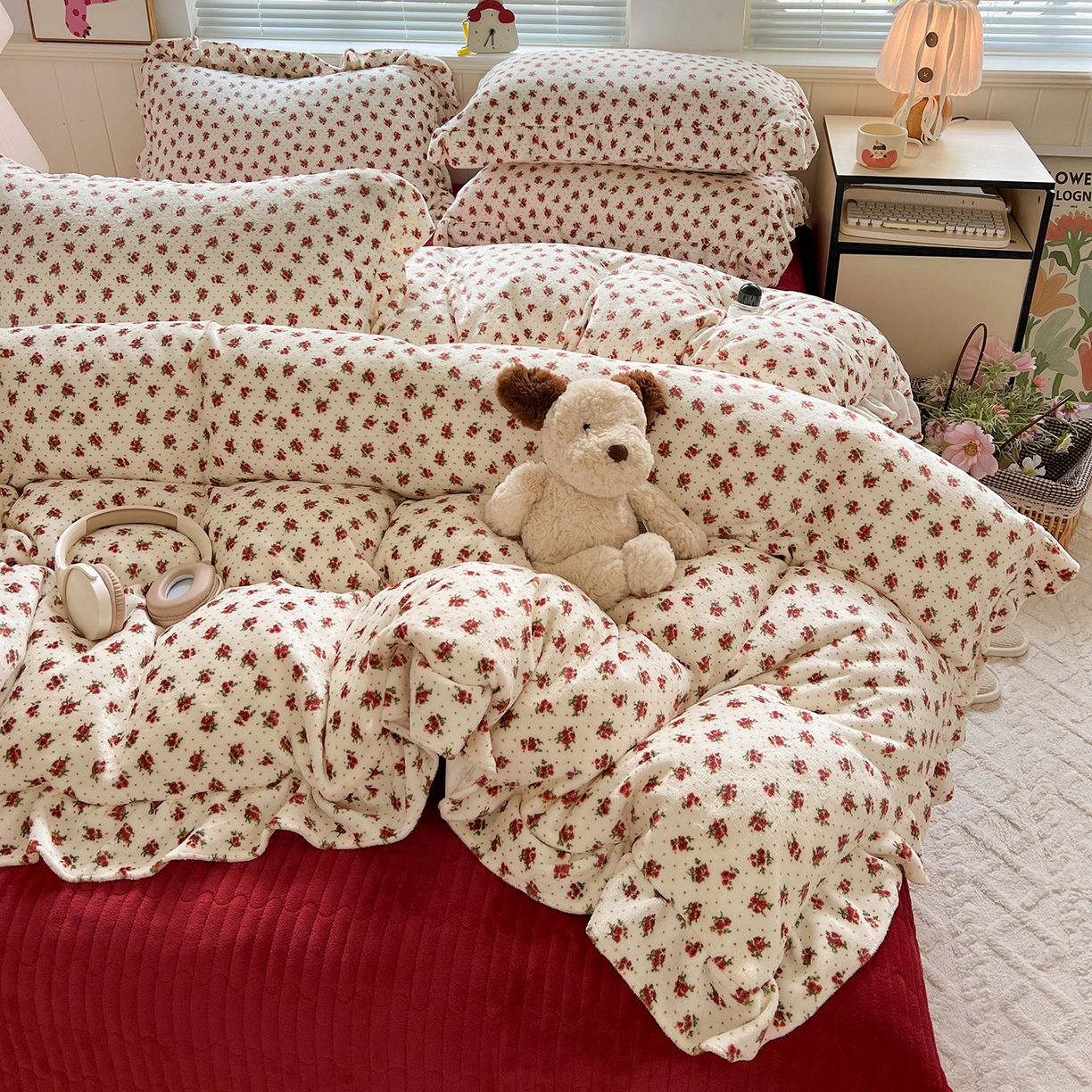 91家纺网 家纺一手货源 找家纺 富米莱（原臻工厂） 2025新款热卖舒适花边牛奶绒床盖床裙床单四件套 玫瑰的故事