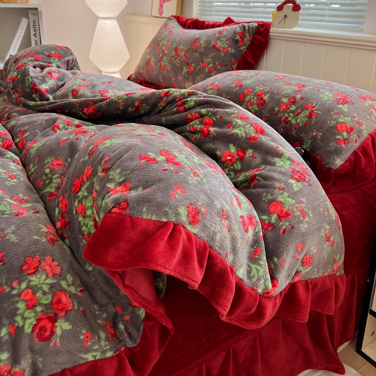 91家纺网 家纺一手货源 找家纺 （总）富米莱（原臻工厂） 2025新款热卖舒适花边牛奶绒床盖床裙床单四件套