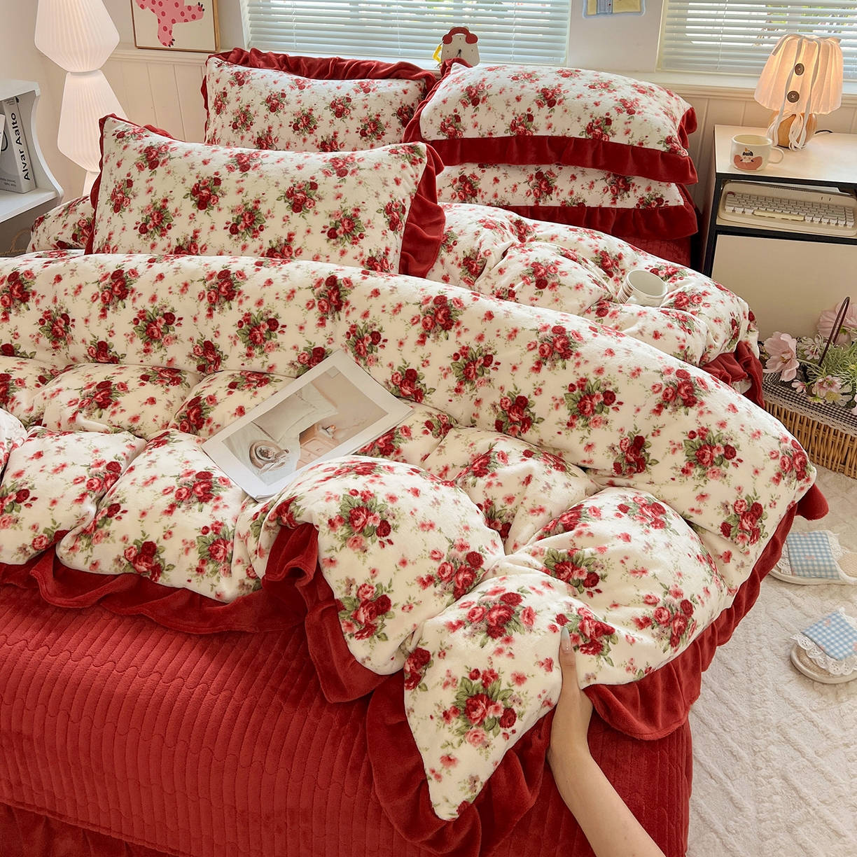 91家纺网 家纺一手货源 找家纺 富米莱（原臻工厂） 2025新款热卖舒适花边牛奶绒床盖床裙床单四件套 梨花洛