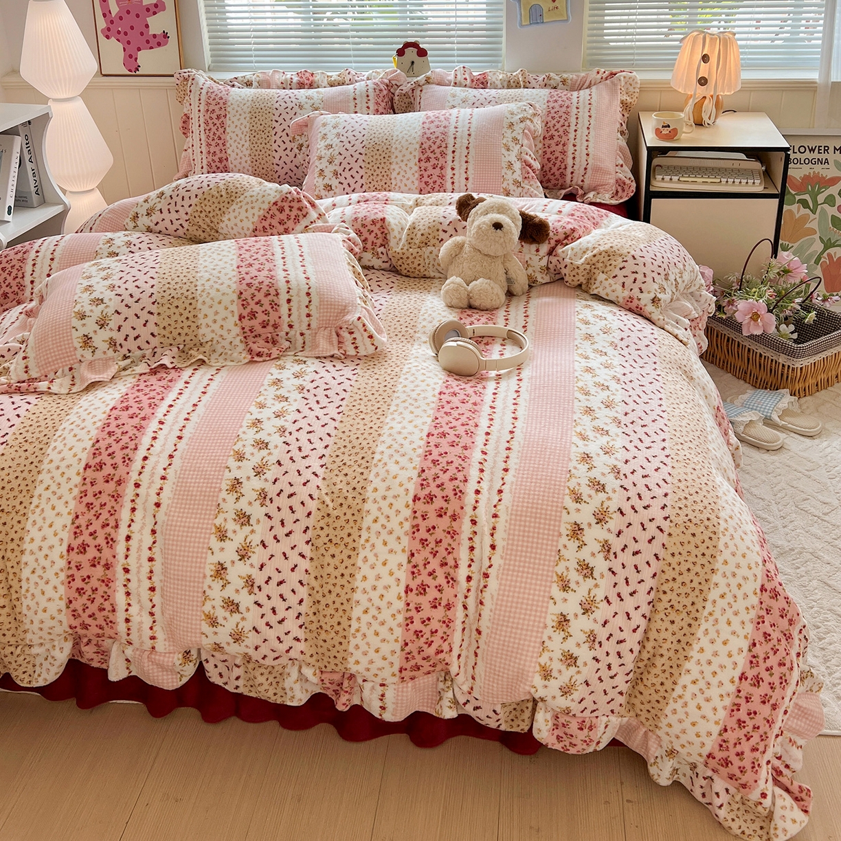 91家纺网 家纺一手货源 找家纺 富米莱（原臻工厂） 2025新款热卖舒适花边牛奶绒床盖床裙床单四件套 花栖礼