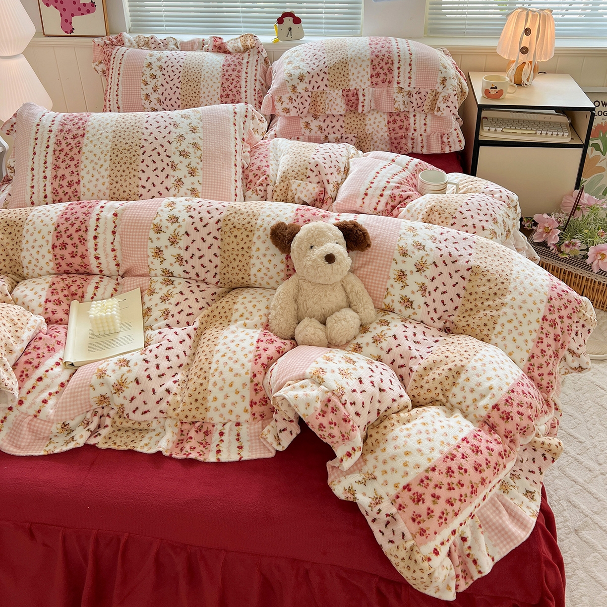 91家纺网 家纺一手货源 找家纺 富米莱（原臻工厂） 2025新款热卖舒适花边牛奶绒床盖床裙床单四件套 花栖礼