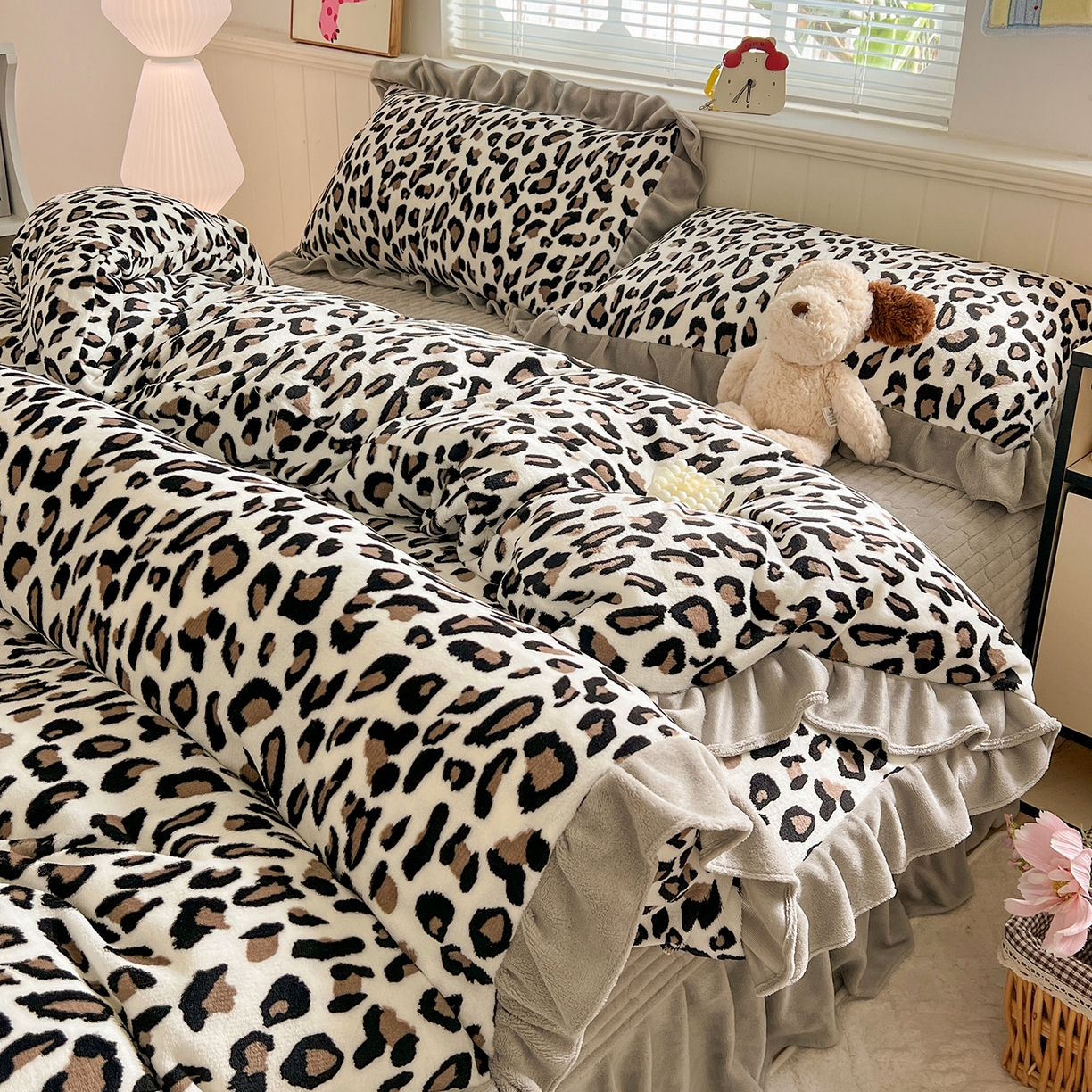 91家纺网 家纺一手货源 找家纺 富米莱（原臻工厂） 2025新款热卖舒适花边牛奶绒床盖床裙床单四件套 洋气豹纹-灰