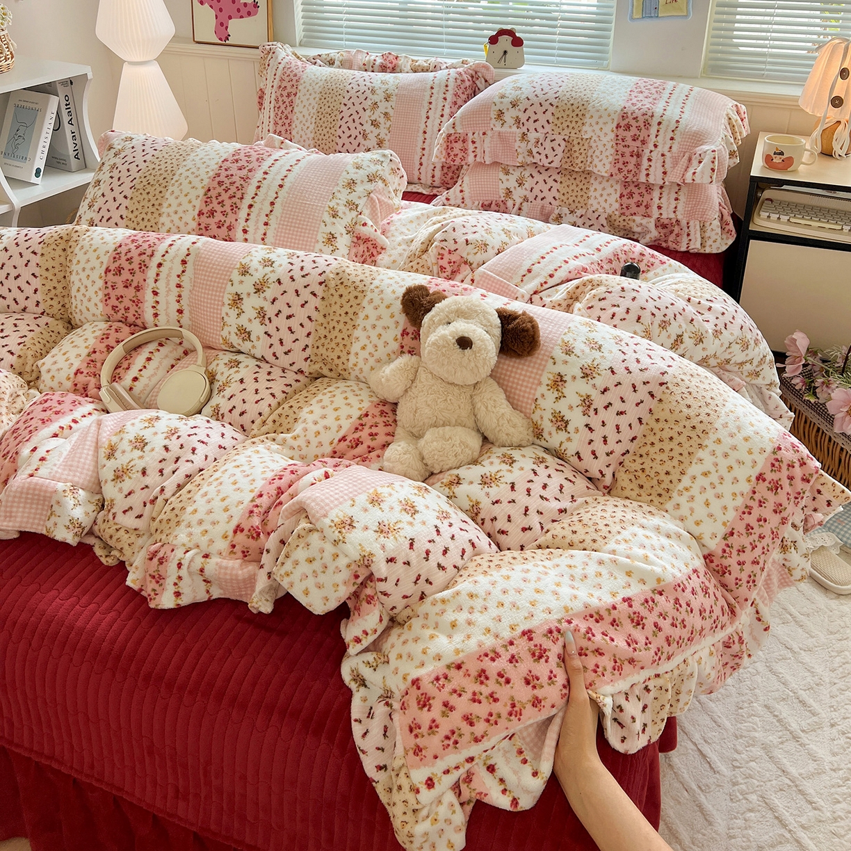 91家纺网 家纺一手货源 找家纺 富米莱（原臻工厂） 2025新款热卖舒适花边牛奶绒床盖床裙床单四件套 花栖礼