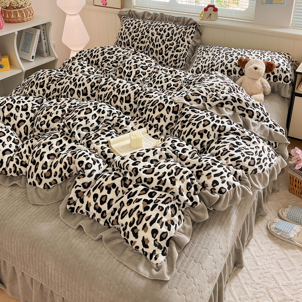 91家纺网 家纺一手货源 找家纺 富米莱（原臻工厂） 2025新款热卖舒适花边牛奶绒床盖床裙床单四件套 洋气豹纹-灰