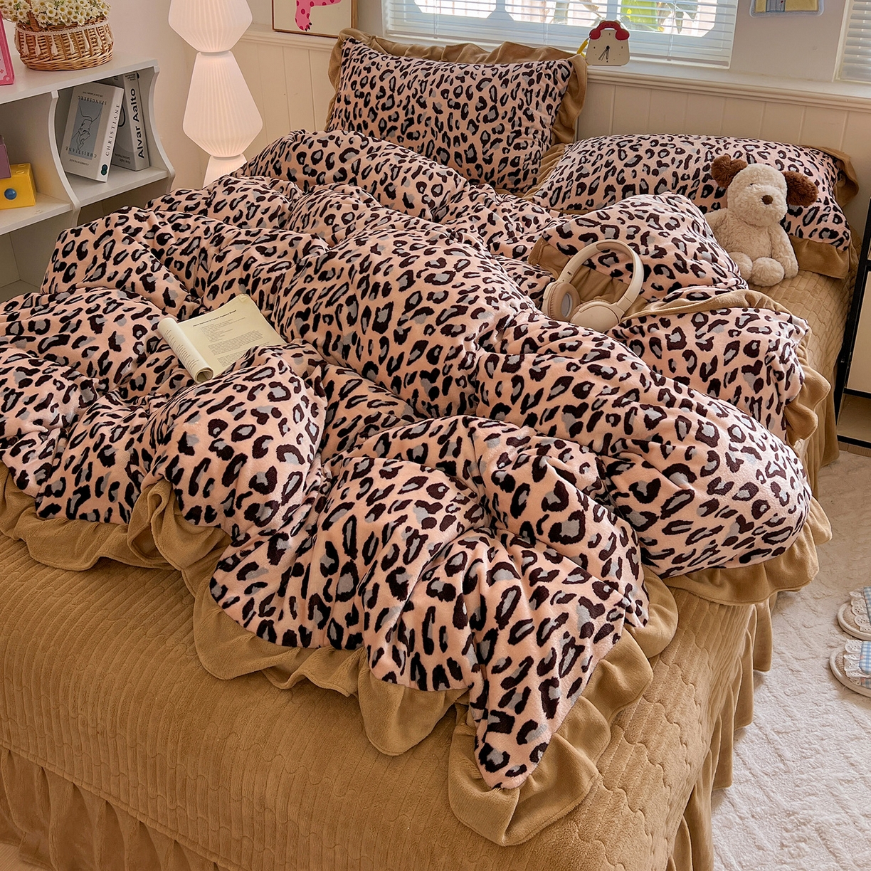 91家纺网 家纺一手货源 找家纺 富米莱（原臻工厂） 2025新款热卖舒适花边牛奶绒床盖床裙床单四件套 洋气豹纹-浅咖