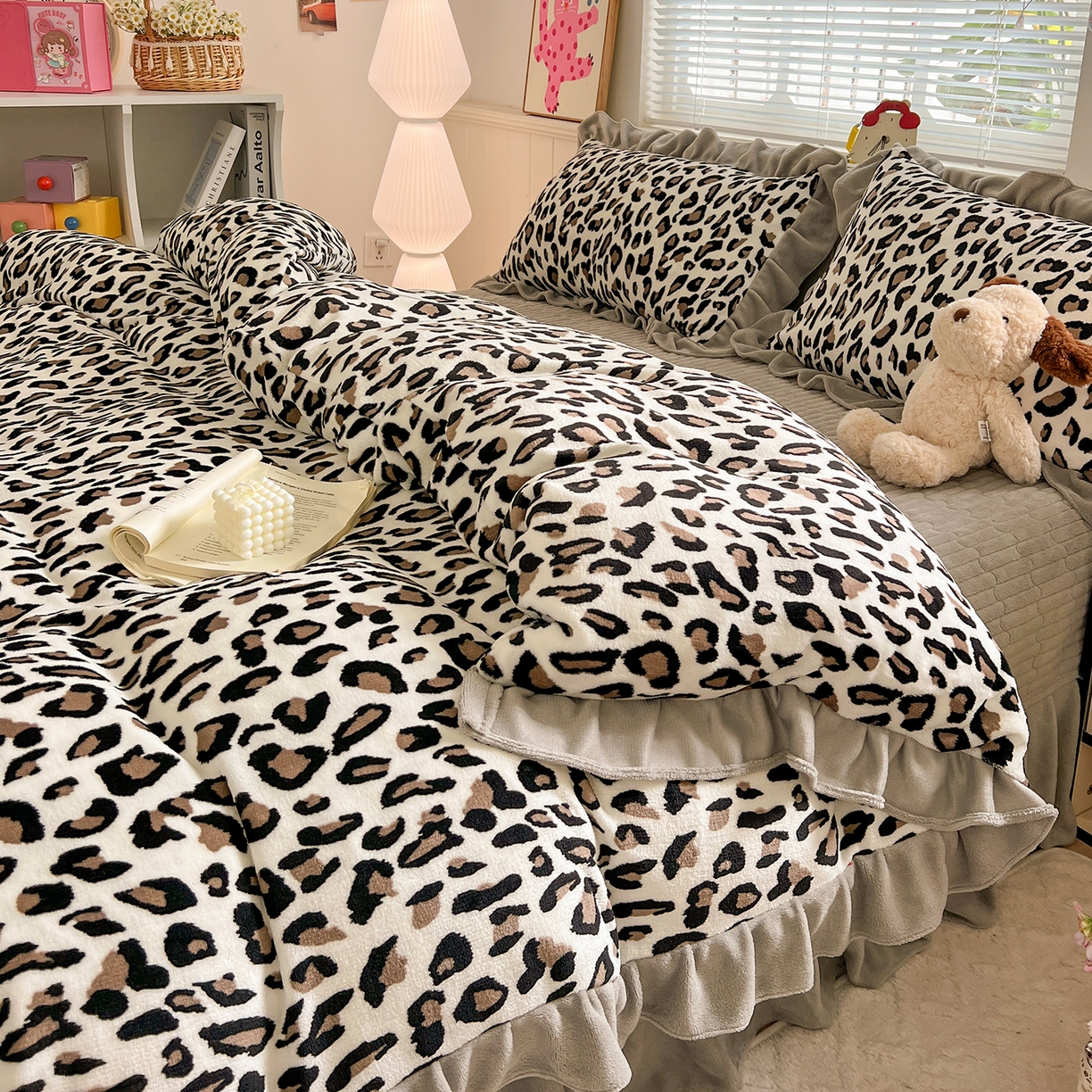 91家纺网 家纺一手货源 找家纺 富米莱（原臻工厂） 2025新款热卖舒适花边牛奶绒床盖床裙床单四件套 洋气豹纹-灰