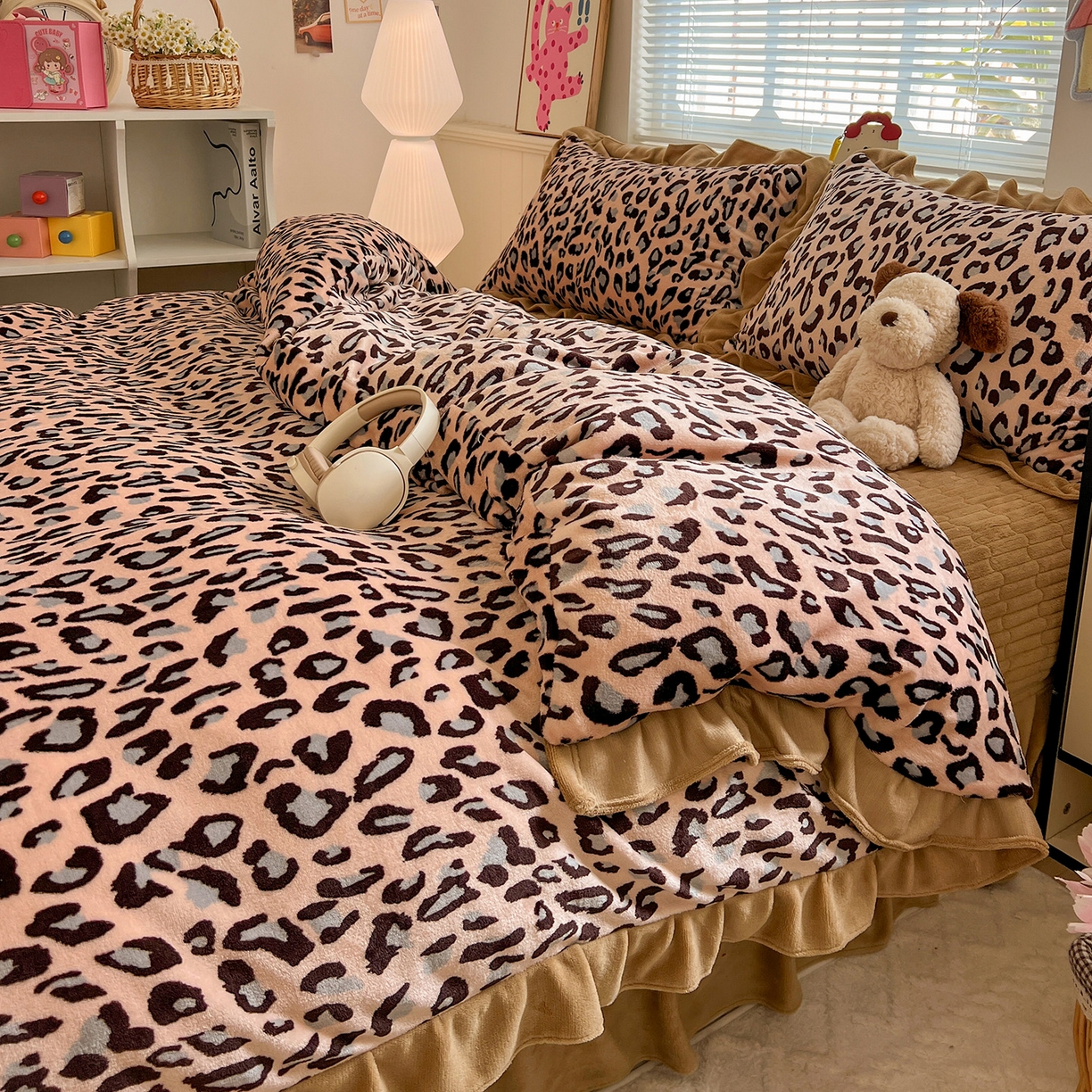 91家纺网 家纺一手货源 找家纺 富米莱（原臻工厂） 2025新款热卖舒适花边牛奶绒床盖床裙床单四件套 洋气豹纹-浅咖