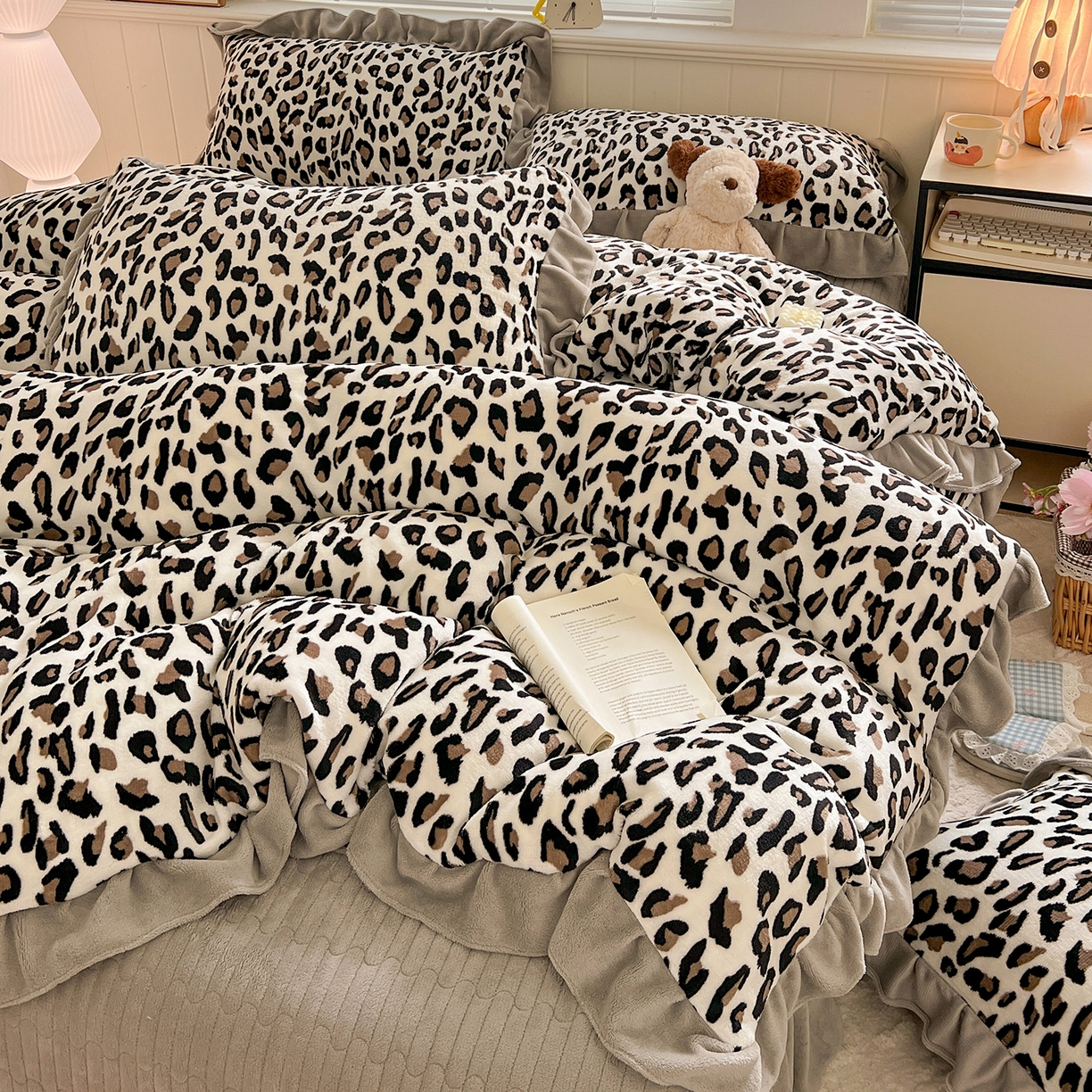 91家纺网 家纺一手货源 找家纺 富米莱（原臻工厂） 2025新款热卖舒适花边牛奶绒床盖床裙床单四件套 洋气豹纹-灰