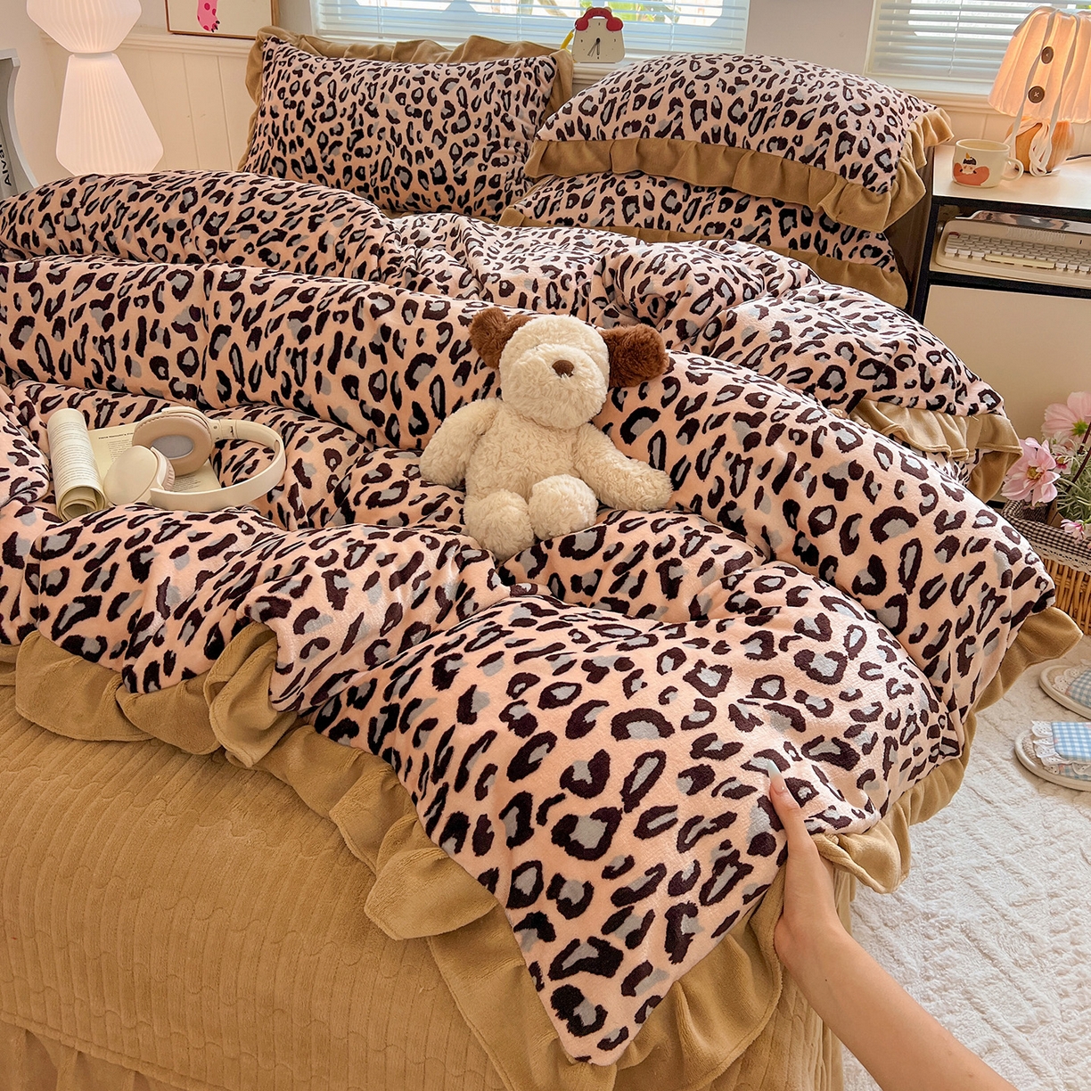 91家纺网 家纺一手货源 找家纺 富米莱（原臻工厂） 2025新款热卖舒适花边牛奶绒床盖床裙床单四件套 洋气豹纹-浅咖