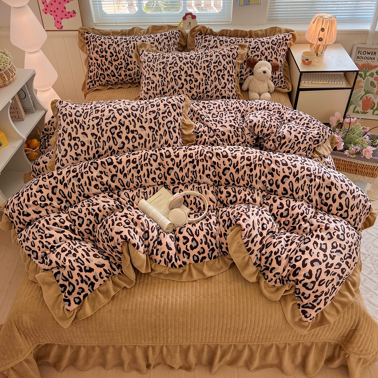 91家纺网 家纺一手货源 找家纺 富米莱（原臻工厂） 2025新款热卖舒适花边牛奶绒床盖床裙床单四件套 洋气豹纹-浅咖