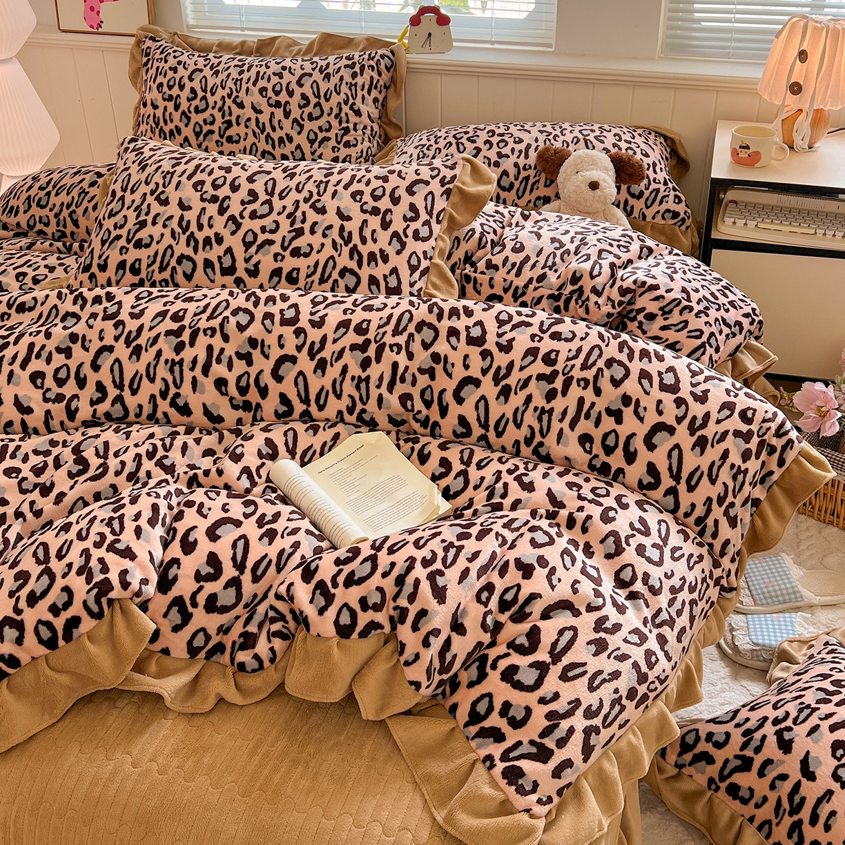 91家纺网 家纺一手货源 找家纺 富米莱（原臻工厂） 2025新款热卖舒适花边牛奶绒床盖床裙床单四件套 洋气豹纹-浅咖