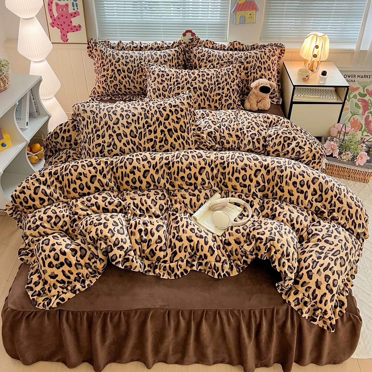 91家纺网 家纺一手货源 找家纺 富米莱（原臻工厂） 2025新款热卖舒适花边牛奶绒床盖床裙床单四件套 洋气豹纹-深咖