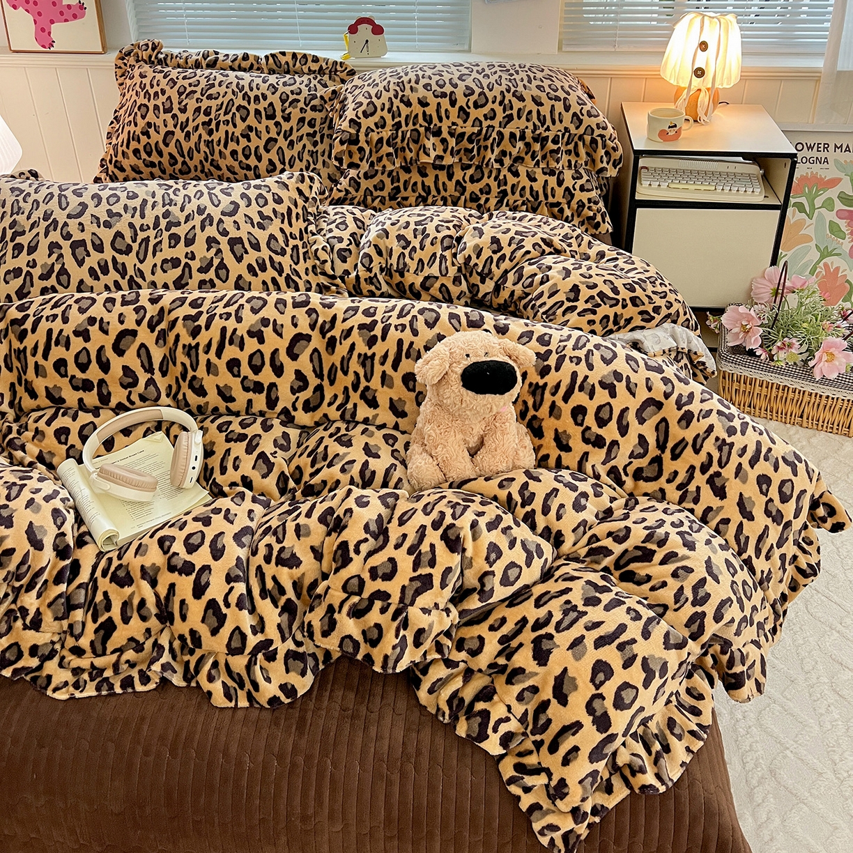 91家纺网 家纺一手货源 找家纺 富米莱（原臻工厂） 2025新款热卖舒适花边牛奶绒床盖床裙床单四件套 洋气豹纹-深咖