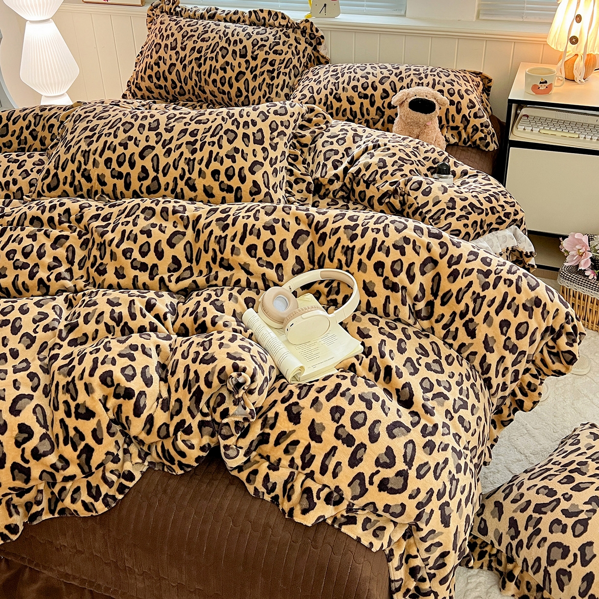 91家纺网 家纺一手货源 找家纺 富米莱（原臻工厂） 2025新款热卖舒适花边牛奶绒床盖床裙床单四件套 洋气豹纹-深咖