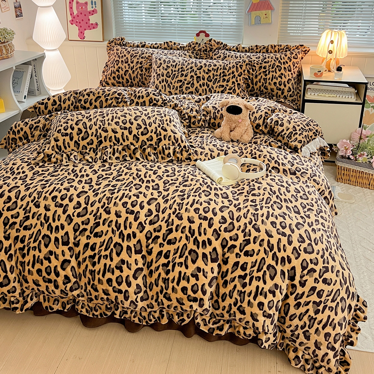 91家纺网 家纺一手货源 找家纺 富米莱（原臻工厂） 2025新款热卖舒适花边牛奶绒床盖床裙床单四件套 洋气豹纹-深咖