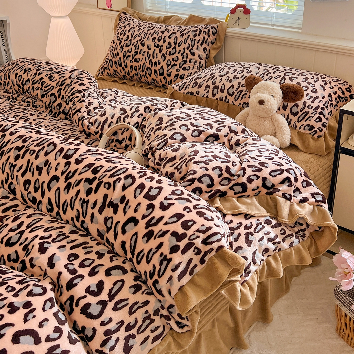 91家纺网 家纺一手货源 找家纺 富米莱（原臻工厂） 2025新款热卖舒适花边牛奶绒床盖床裙床单四件套 洋气豹纹-浅咖