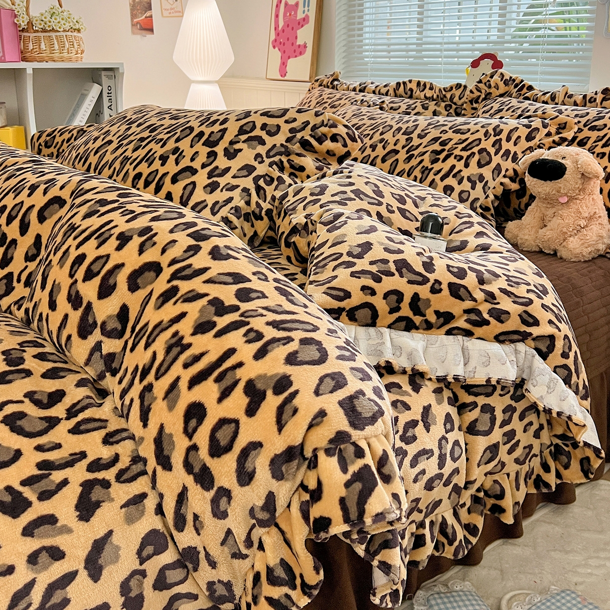 91家纺网 家纺一手货源 找家纺 富米莱（原臻工厂） 2025新款热卖舒适花边牛奶绒床盖床裙床单四件套 洋气豹纹-深咖