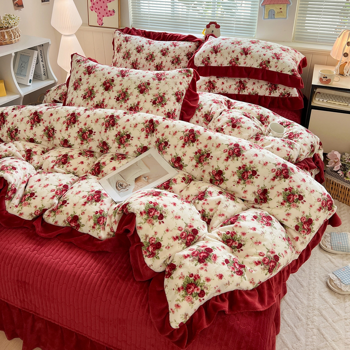 91家纺网 家纺一手货源 找家纺 富米莱（原臻工厂） 2025新款热卖舒适花边牛奶绒床盖床裙床单四件套 梨花洛