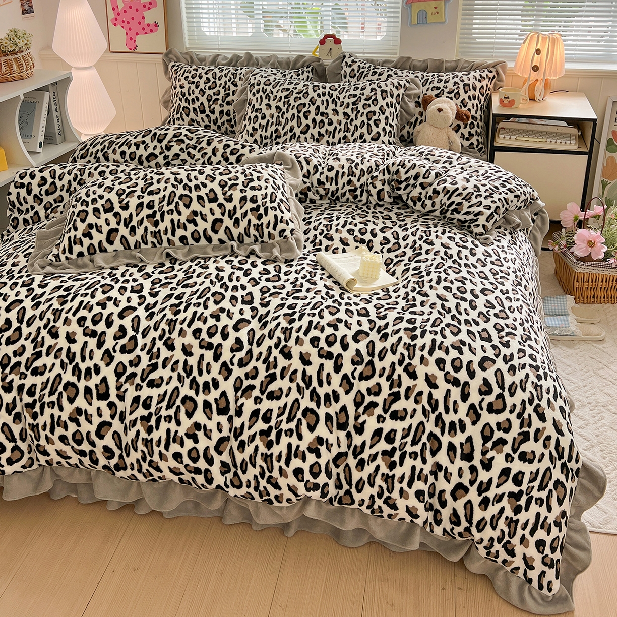 91家纺网 家纺一手货源 找家纺 富米莱（原臻工厂） 2025新款热卖舒适花边牛奶绒床盖床裙床单四件套 洋气豹纹-灰