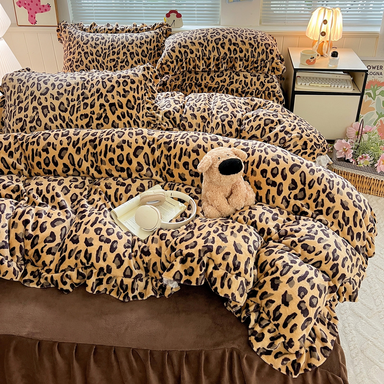 91家纺网 家纺一手货源 找家纺 富米莱（原臻工厂） 2025新款热卖舒适花边牛奶绒床盖床裙床单四件套 洋气豹纹-深咖