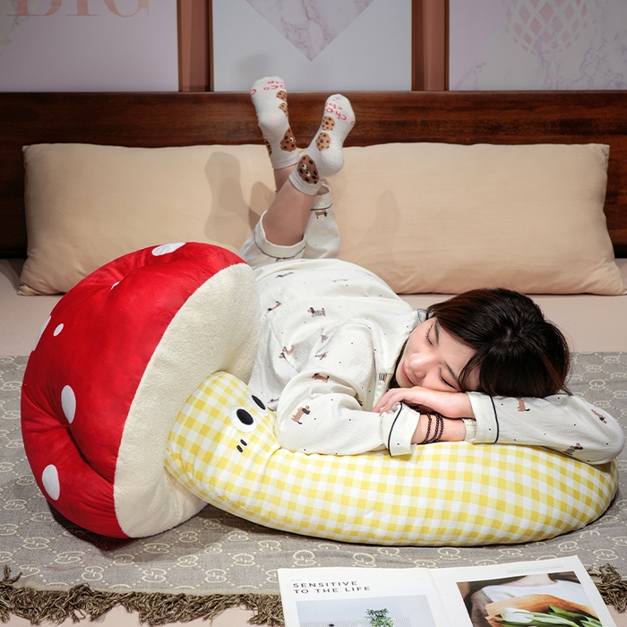 91家纺网 家纺一手货源 找家纺 （总）仟亿莱 2025新款ins大眼蘑菇格子长条抱枕