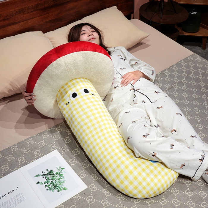 91家纺网 家纺一手货源 找家纺 （总）仟亿莱 2025新款ins大眼蘑菇格子长条抱枕