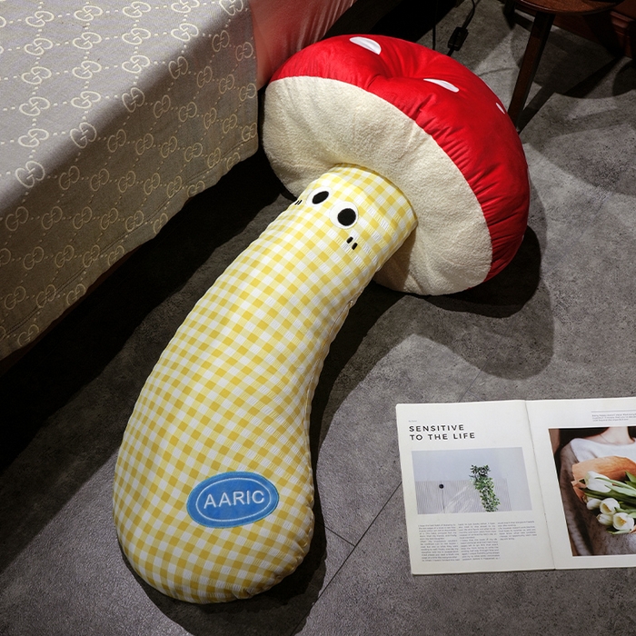 91家纺网 家纺一手货源 找家纺 （总）仟亿莱 2025新款ins大眼蘑菇格子长条抱枕