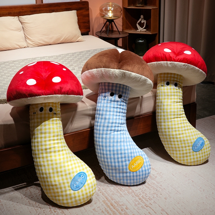 91家纺网 家纺一手货源 找家纺 仟亿莱 2025新款ins大眼蘑菇格子长条抱枕 大眼蓝格香菇