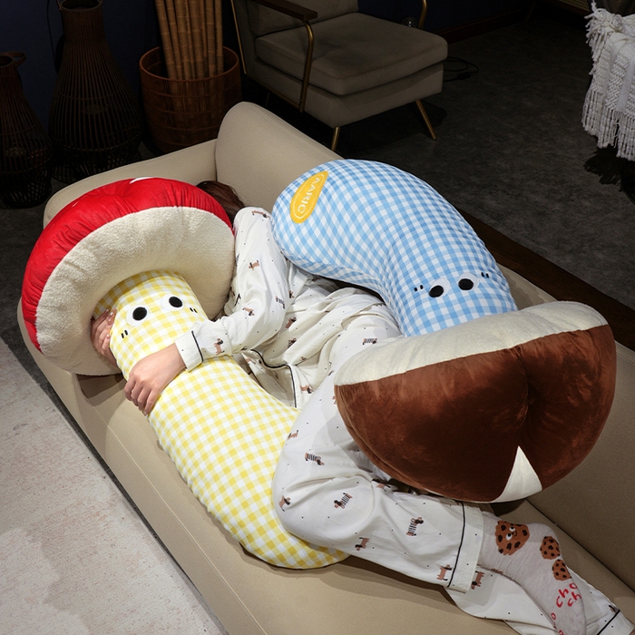 91家纺网 家纺一手货源 找家纺 仟亿莱 2025新款ins大眼蘑菇格子长条抱枕 大眼黄格红蘑菇