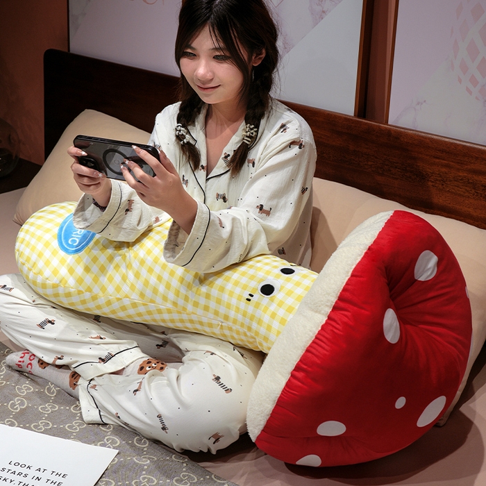 91家纺网 家纺一手货源 找家纺 仟亿莱 2025新款ins大眼蘑菇格子长条抱枕 大眼黄格红蘑菇