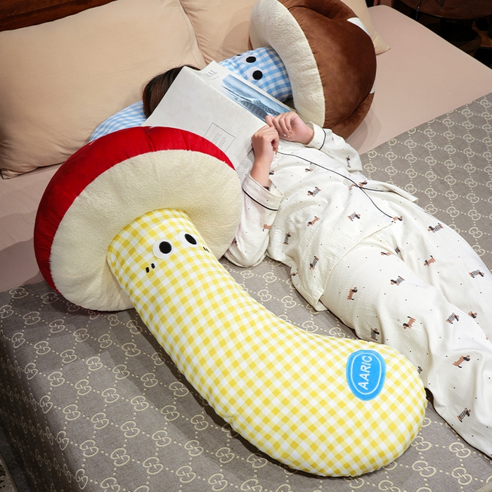 91家纺网 家纺一手货源 找家纺 仟亿莱 2025新款ins大眼蘑菇格子长条抱枕 大眼黄格红蘑菇