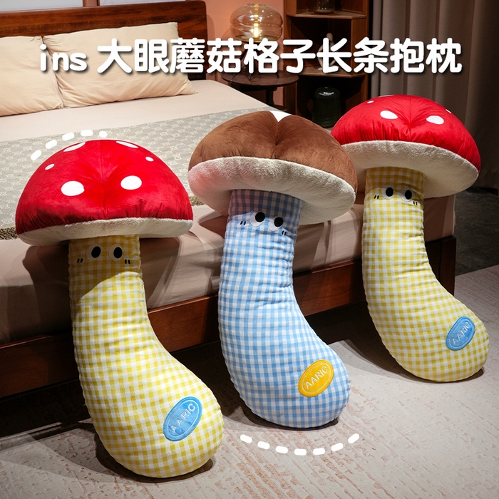 91家纺网 家纺一手货源 找家纺 仟亿莱 2025新款ins大眼蘑菇格子长条抱枕 大眼蓝格香菇