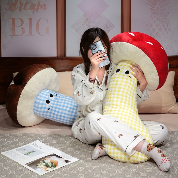 91家纺网 家纺一手货源 找家纺 仟亿莱 2025新款ins大眼蘑菇格子长条抱枕 大眼黄格红蘑菇